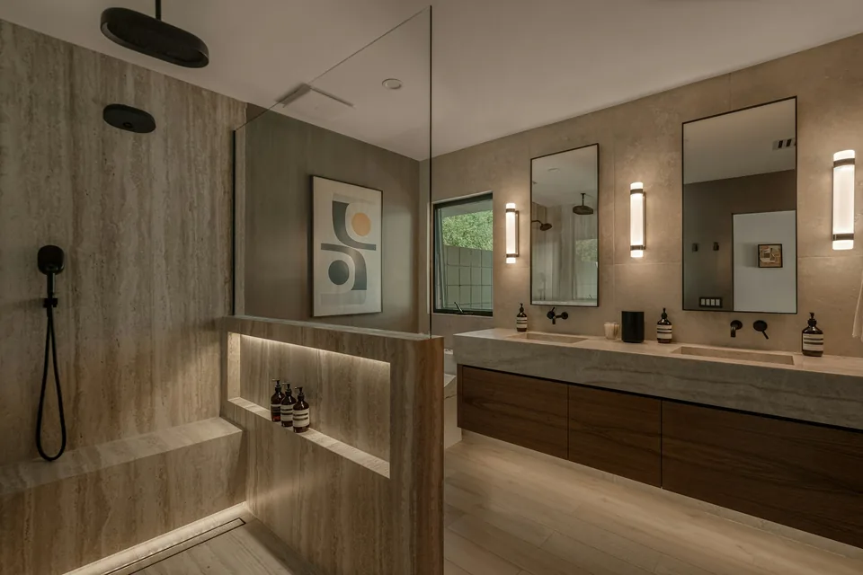 Moderne badkamer met stenen tegels en een houten meubel